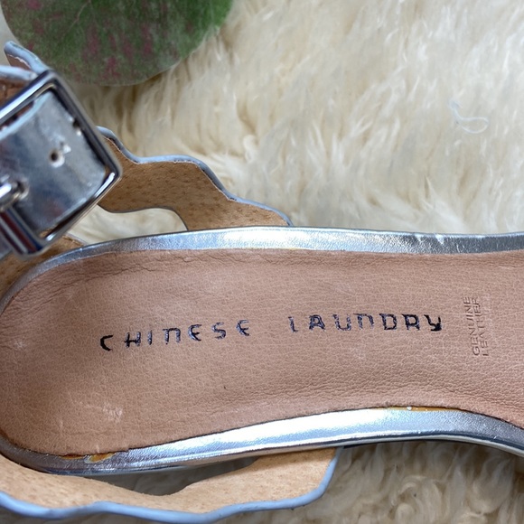 Chinese Laundry silver Scalloped edge heels - Picture 3 of 10
